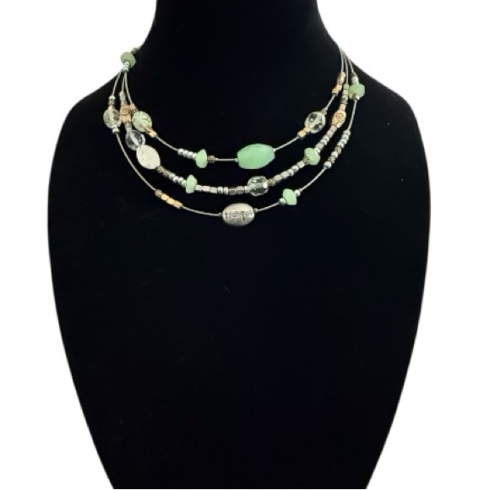 EUC! ElEGANT  MULTI-STRAIN GREEN AND AND SILVER NECKLACE
